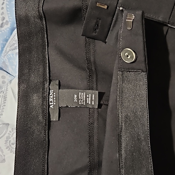 Alfani Woman NWT Capri sz.20W comfort waist, black, great form fitting stretch - Picture 6 of 8